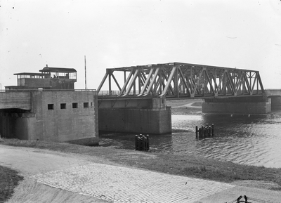 153632 Gezicht op de spoorbrug over het Kanaal door Zuid-Beveland bij Vlake.